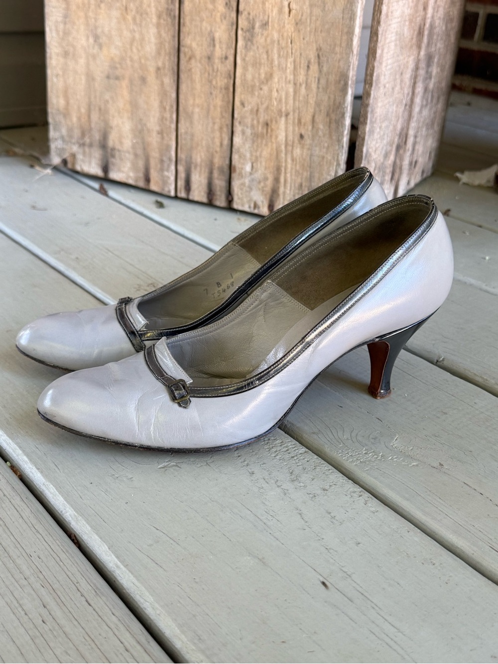 Vintage Women's Gray Leather Kitten Heel Pumps